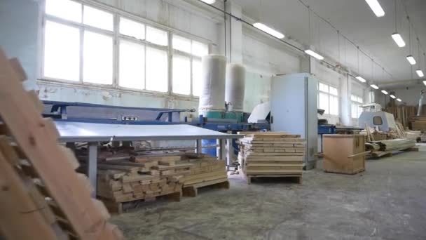 Κίνηση κατά μήκος του εργαστηρίου με σωρούς από ξύλινες σανίδες και εργαλεία — Αρχείο Βίντεο