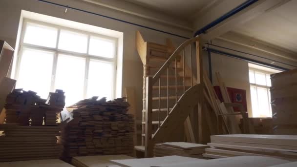 Деревянные доски и лестница с перилами в мастерской — стоковое видео