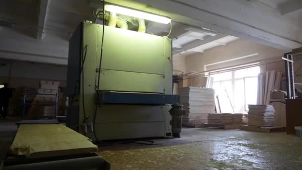 Máquina con sistema de extracción de polvo en planta de carpintería — Vídeo de stock