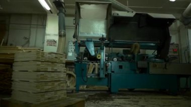 Üretim tesisinde tahta cilalama makinesi aracı