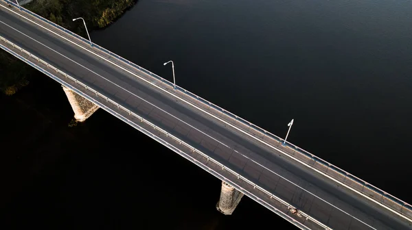 桥在河上与四轮车 — 图库照片