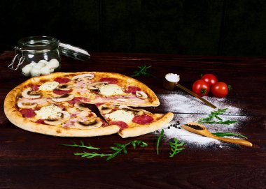 Kırsal ev yapımı mantarlı pizza.