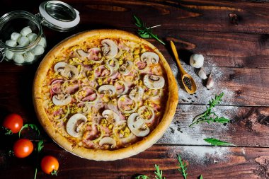 Jambonlu ve mantarlı pizza.