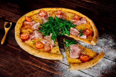 Pizza malzemelerle ahşap masa üzerinde 