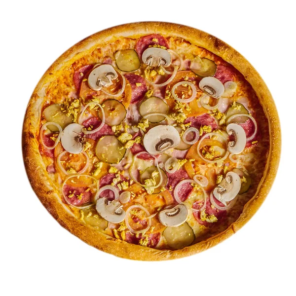 Pizza mit Wurst, Zwiebeln, Gurken auf isoliertem Hintergrund — Stockfoto