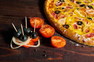 Zeytin peynir ve salam İtalyan pizza