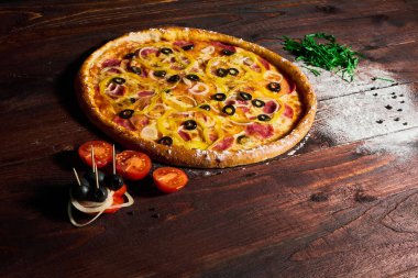 Sebze ve peynir ahşap bir masa üzerinde lezzetli pizza