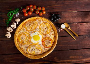 güzel bir arka plan üzerinde yumurta pizza