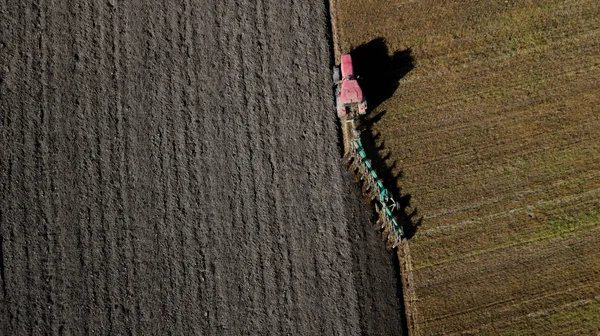 Tractor plowing the field — Stock Photo, Image