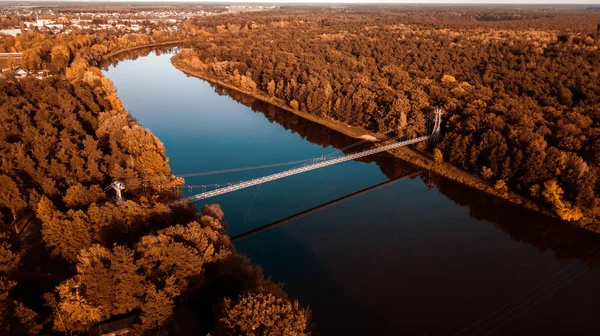 Most wiszący nad rzeką — Zdjęcie stockowe