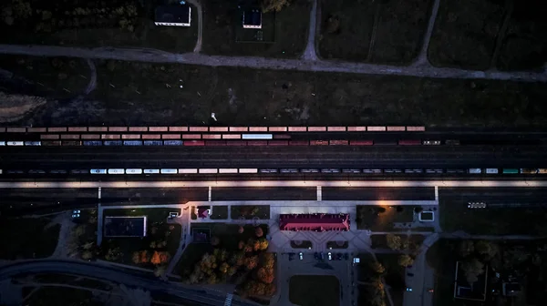 Vlakové nádraží v noci pohled shora — Stock fotografie
