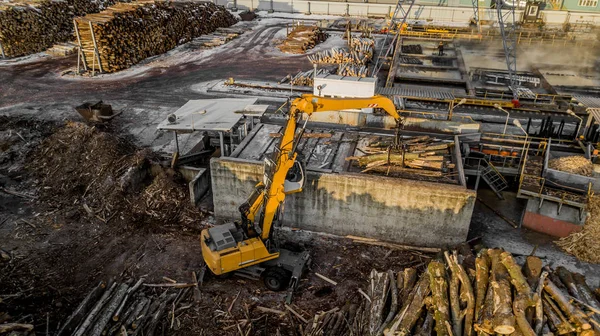 Machine is het opheffen van hout op een houten factory — Stockfoto