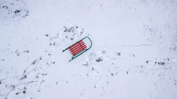 Έλκηθρο στην προβολή χιόνι από το τετράγωνο ελικόπτερο — Φωτογραφία Αρχείου