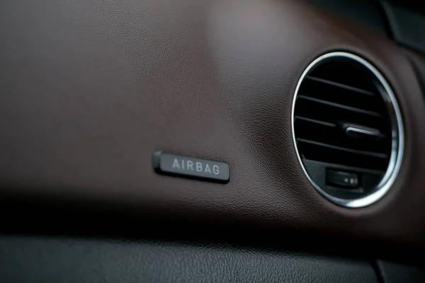 Armaturenbrett im Auto. Klimaanlage und Airbag-Panel. Details im Innenraum. — Stockfoto