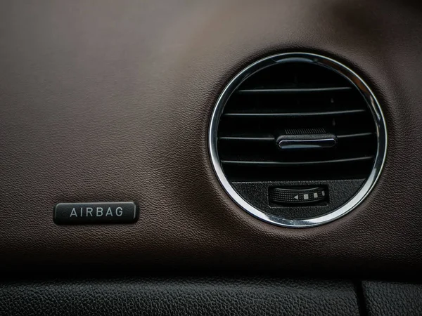 Tableau de bord de la voiture. Système de climatisation et panneau d'airbag. Détails intérieurs. — Photo