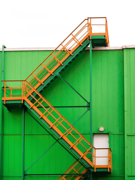 Багатопрогінні сходи на фасаді зеленого будинку — стокове фото