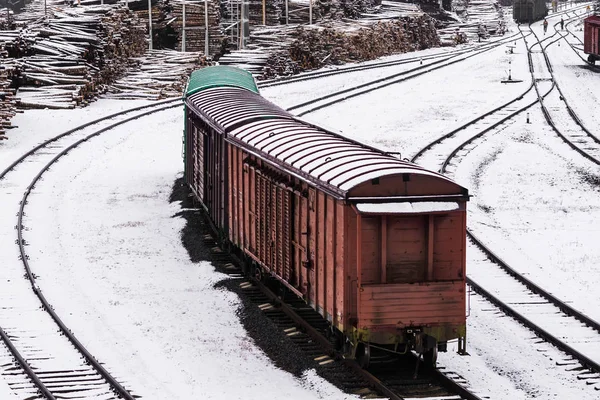 Τρένο σε ένα εργοστάσιο επεξεργασίας ξύλου — Φωτογραφία Αρχείου