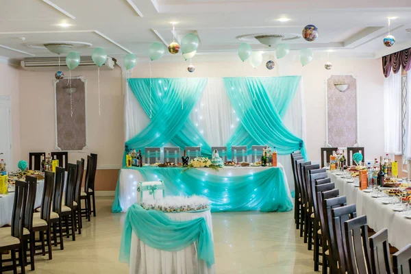 Banquet hall decorated for wedding. Restaurant in turquoise tones — Stock Photo, Image