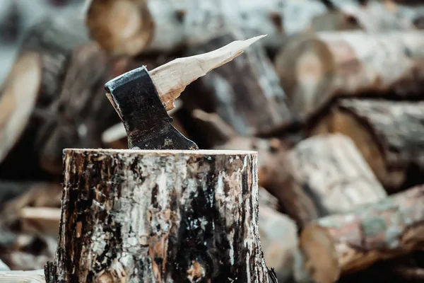 Axtbruch beim Holzhacken. Der Holzfäller zerbrach das Werkzeug. — Stockfoto