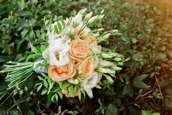 Wedding bouquet on the grass — Stock Photo, Image