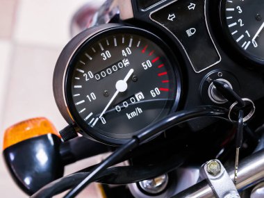 Sıfır kilometre ile hız göstergesi motosiklet. Bisiklet tamirde