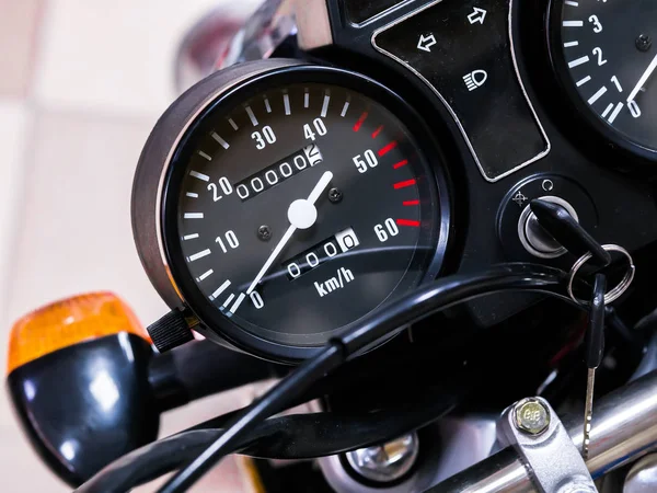 Compteur de vitesse moto avec zéro kilométrage. Le vélo est dans la boutique — Photo