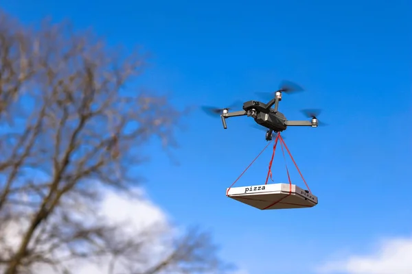 A pizza está ligada ao Quad. entrega de pizza por drone — Fotografia de Stock
