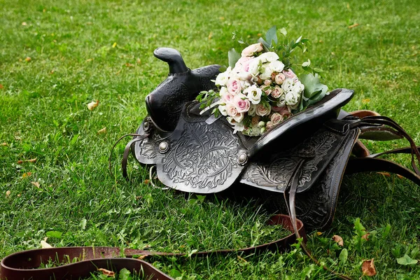 Wedding Bouquet Horse Saddle — Stock Photo, Image