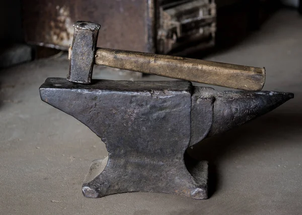 Hammer und Amboss — Stockfoto