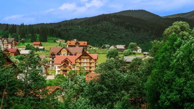 güzel manzara, pirinç sonbahar dağlarda, Ukraynalı Karpat Dağları köyü yakınlarında alanları