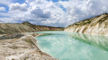 Tebeşir ocakları turkuaz su ile