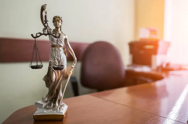 Recht und Gerechtigkeit. Schlägel des Richters, Bücher, Maßstäbe der Gerechtigkeit. Thema Gerichtssaal. — Stockfoto