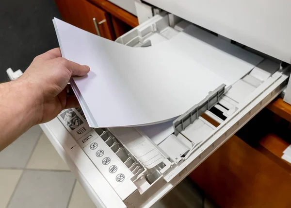 Бумага в принтере. устанавливает стопку бумаги в принтер . — стоковое фото