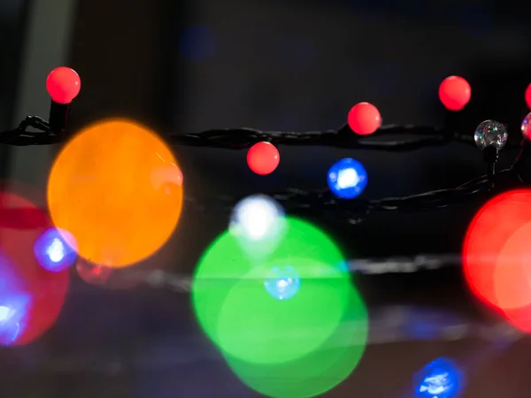 Guirnalda de Navidad de colores. Hermoso bokeh de color — Foto de Stock