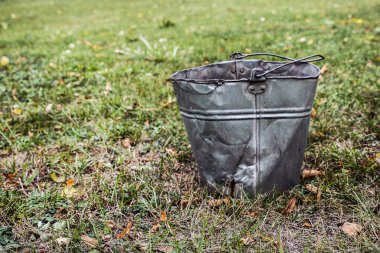 yerdeki eski paslı kova