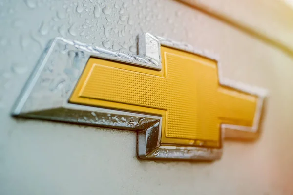 Logo chevrolet in the rain — Stock Photo, Image