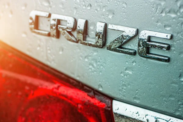 Логотип chevrolet cruze під дощем — стокове фото