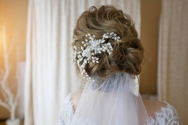 Moda saç modeli gelinin. arka görünüm