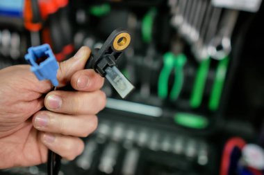 ABS Sensör bir otomatik mekanik elinde