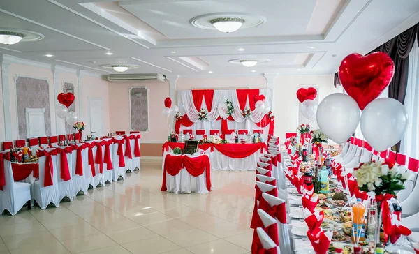 Elegant round party table. Setting could be for a wedding, birthday, or any occasion. — Stock Photo, Image