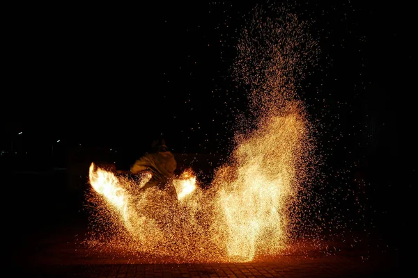 Úžasná noc paty ohně Ukázat na černém pozadí — Stock fotografie