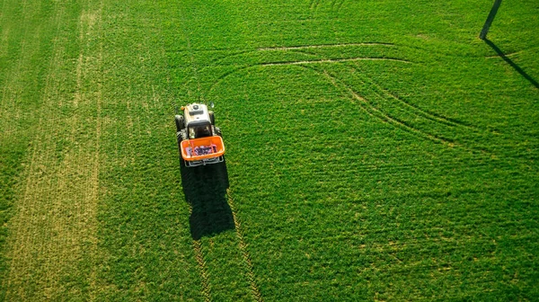 Traktor je hnojivo na pole. Letecký průzkum — Stock fotografie