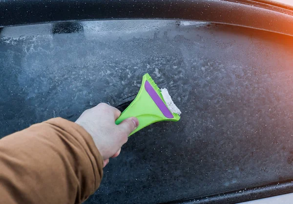 Cleaning the car glass from ice — Stock Photo, Image
