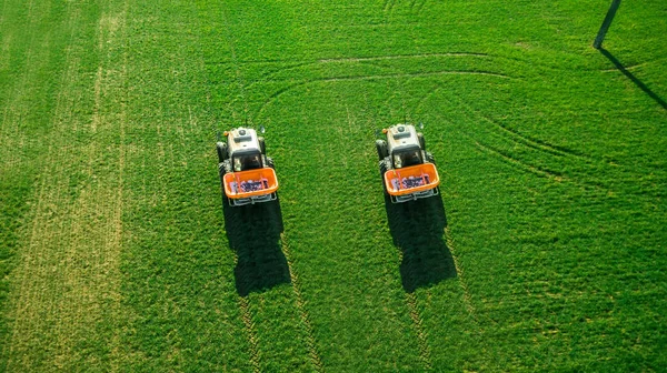 Dva traktory je hnojivo na pole. Letecký průzkum — Stock fotografie