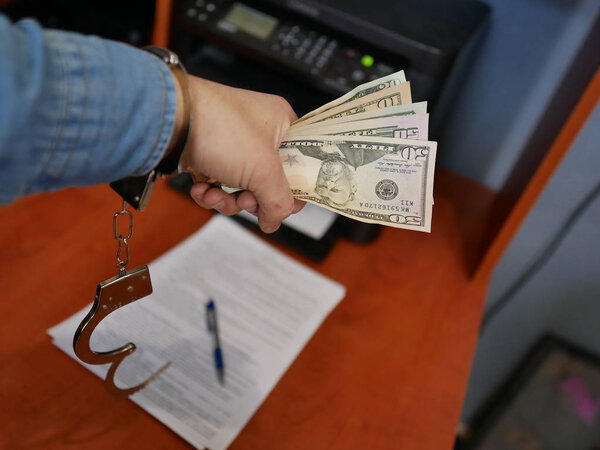 деньги в руках бандита. Финансовые преступления
