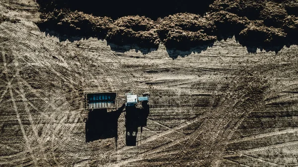 Letecká fotografie zemědělství. Traktor v terénu — Stock fotografie