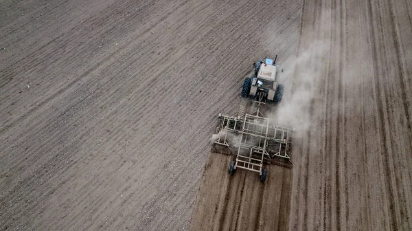 Trator no campo fotografado com um drone — Fotografia de Stock