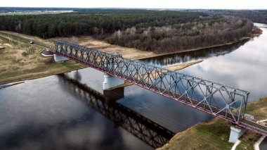 bir drone ile nehir hava fotoğrafçılığı üzerinde Demiryolu Köprüsü