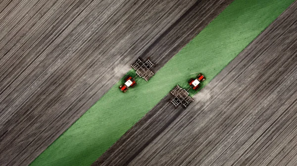 Letecký pohled shora na traktor, kombinovat kombajn orání zemědělské půdy na jaře — Stock fotografie