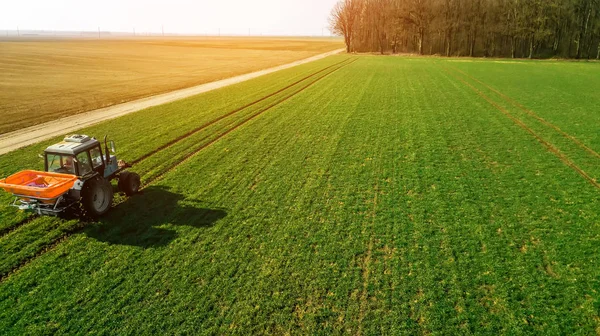 Agricultura de tiro con quadrocopter. tractor en el campo — Foto de Stock